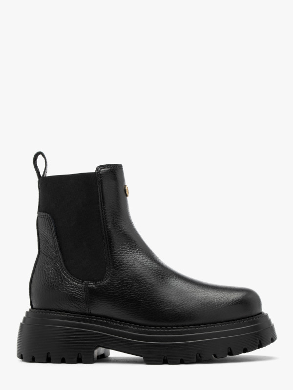 Black Chelsea boots Ry ko